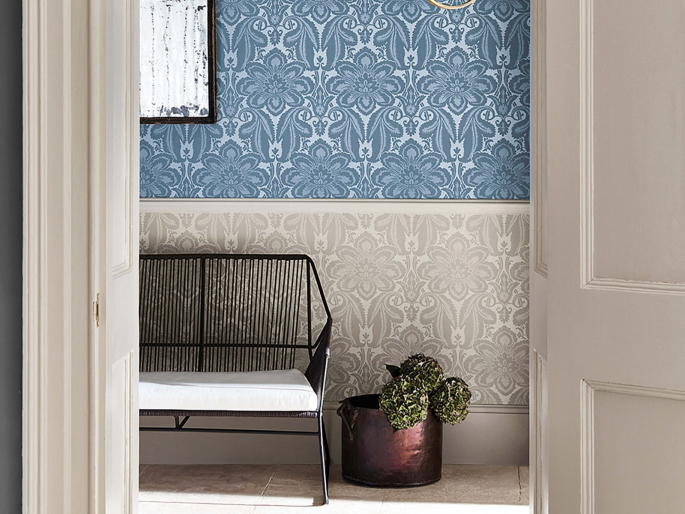 Blauw behang Albemarle Street - Astral van Little Greene boven lambrisering