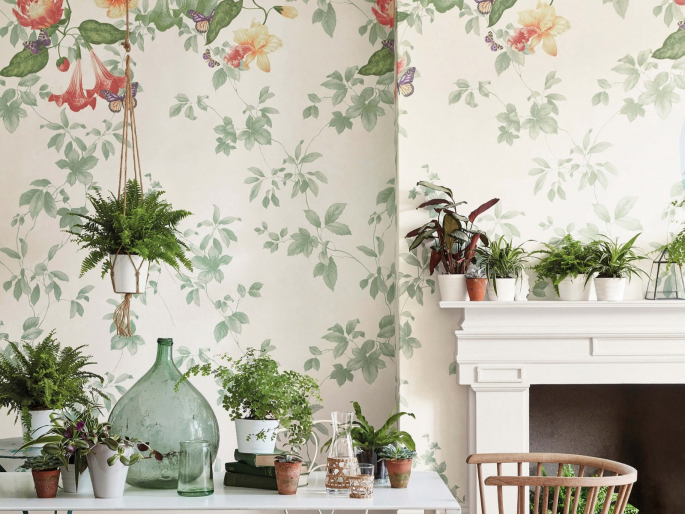 Little Greene behang met bloemen en vlinder Asterid - Lantern in een woonkamer