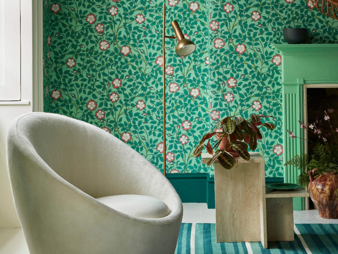 Briar Rose - Green Verditer behang van Little Greene met rode bloemen