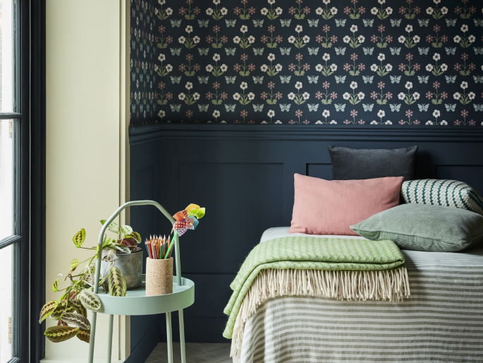Little Greene Burges Butterfly - Hicks' Blue behang met vlinder toegepast in een kinderkamer met donkerblauwe lambrisering