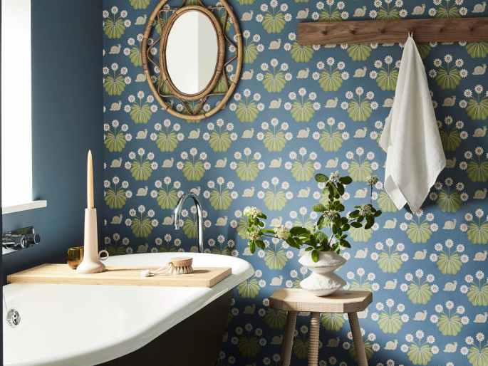 Burges Snail - Dark Blue behang met groene bladeren en slakken toegepast in een badkamer met badkuip