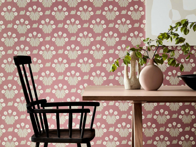 Roze dierenbehang Burges Snail - Rosie in een eetkamer