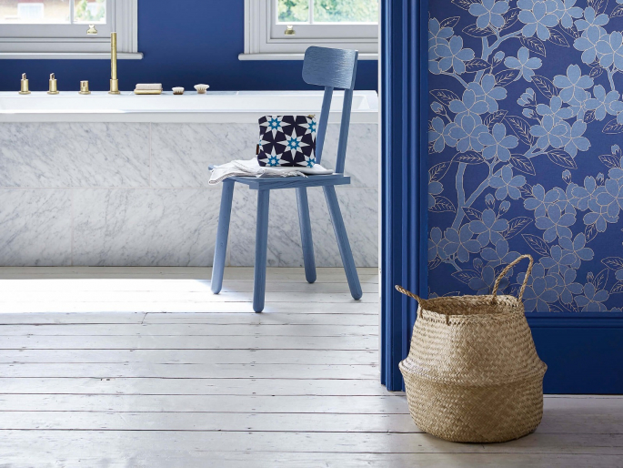 Sfeerfoto Camellia - Smalt toegepast bij een badkamer en afgewerkt met blauwe sierlijsten