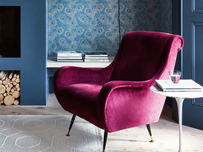 Carlton House Terrace - Blue Plume behang van Little Greene met roze accenten op de muur