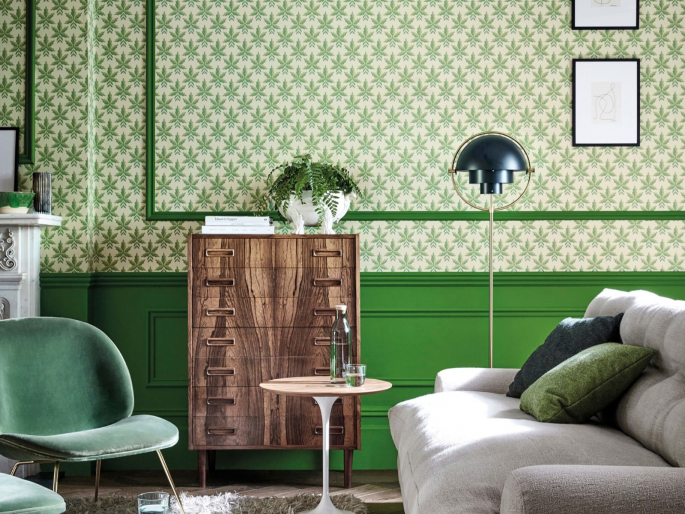 Clutterbuck - Lodge behang toegepast boven een groene lambrisering en in een wandkader