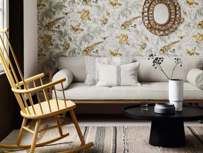 Crowe Hall Lane - Gilt behang van Little Greene in de woonkamer