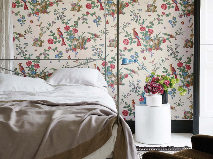 Darwin - Serein behang van Little Greene met rode, blauw en groene accenten toegepast in de slaapkamer