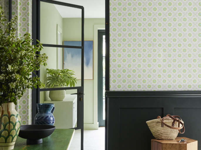 Ditsy Block - Phthalo behang van Little Greene boven een zwarte lambrisering 