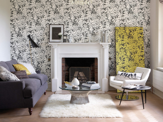 Fern - Off Black behang toegepast rondom een witte schouw in de woonkamer