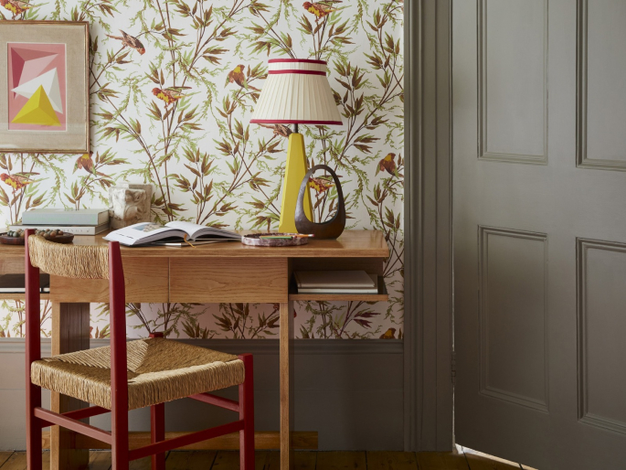 Great Ormond Street - Galette behang van Little Greene met bruine en groene accenten