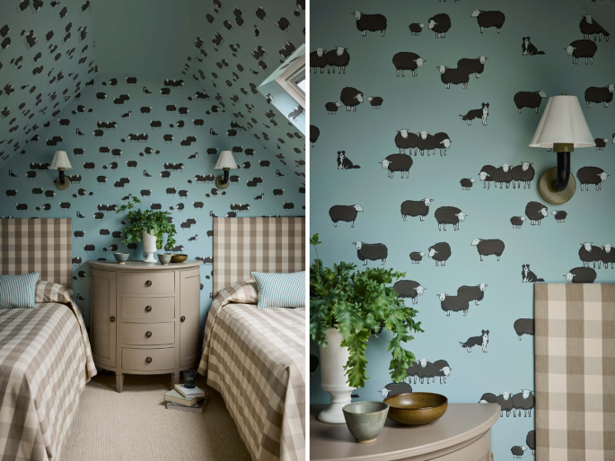 Little Greene behang Nip & Lassie Celestial Blue toegepast in een logeerkamer met schuine plafonds