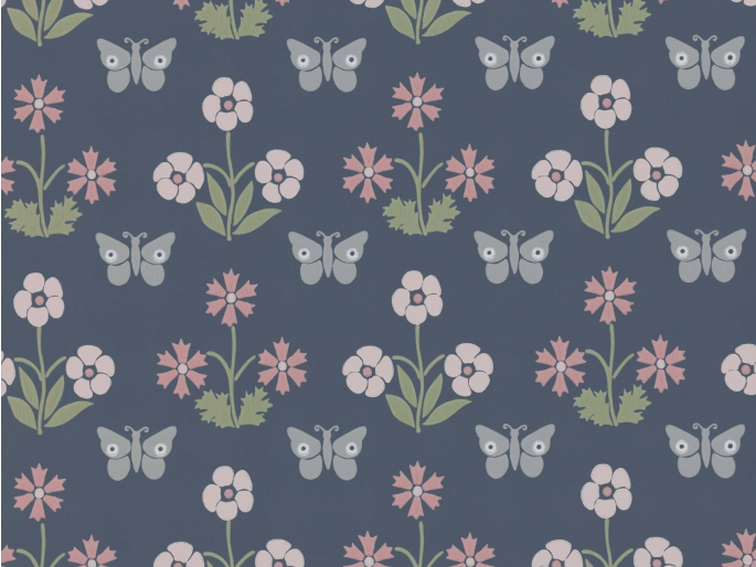 Donkerblauwe vlinderbehang Burges Butterfly - Hicks' Blue van Little Greene met roze bloemen