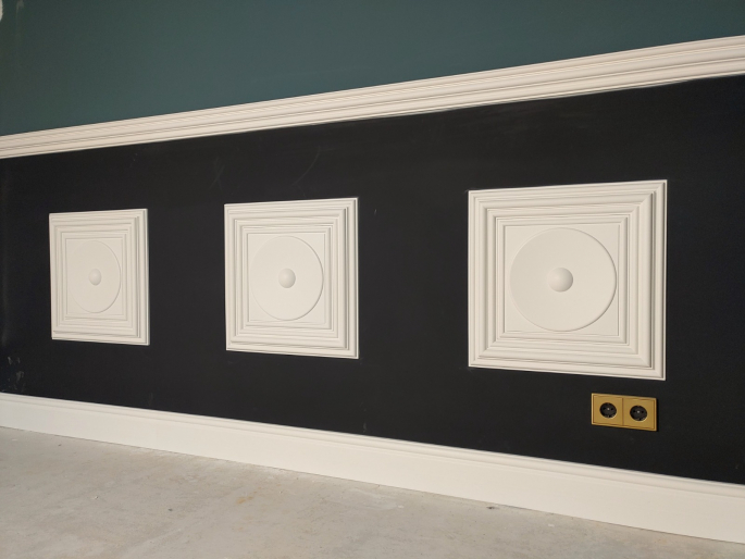 Orac wandpaneel W122 gemonteerd in wandpaneel W121, toegepast als lambrisering op de wand.